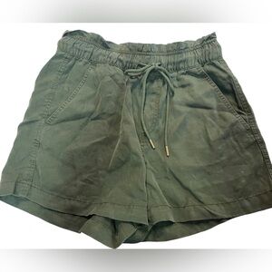 NWT LOFT paper bag shorts in dark green. Women’s size small.Super soft and cute!
